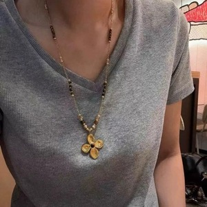 قلادة ذهبية عتيقة بتصميم زهرة من الفولاذ المقاوم للصدأ مع خرز زجاجي بني، قلادة بوهو رياضية للنساء للمناسبات الكاجوال والحفلات - Product Image 6