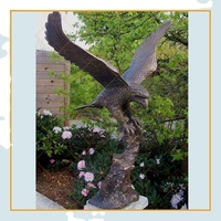 Grande statue d'aigle en bronze volant de jardin extérieur à vendre