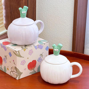 Taza de Cerámica con Forma de Ajo, con Tapa y Asa, Diseño de Dibujos Animados, Blanca y Morado Claro, para Uso Doméstico o Regalo, Verano 2025 - Product Image 2