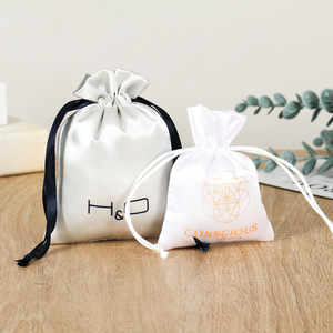 Sacs en satin épais personnalisés avec logo imprimé, sacs cadeaux de luxe avec cordon de serrage - Product Image 6