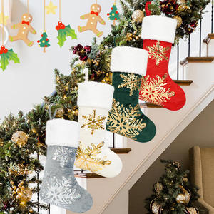 NOUVEAU Chaussettes de décoration d'arbre de Noël 25*18cm avec flocon de neige doré Cadeau de Noël - Product Image 3