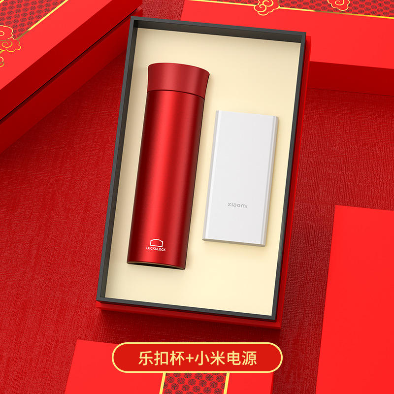 Coffret cadeau Xiaomi avec gourde Lock &amp; Lock rouge et batterie externe.