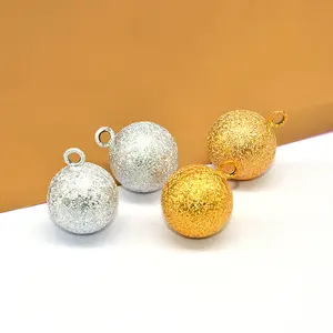 Neue Großhandel kleine Glocken Ornamente farbige Jingle Glocken Metall Jingle Glocken