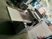 Machine extrudeuse automatique industrielle pour la production de grandes feuilles de pâte pour boulangerie