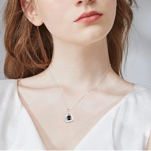 Joyería transfronteriza más vendida: un collar con colgante de corazón brillante que puede proyectar 100 <span class=keywords><strong>frases</strong></span> de "<span class=keywords><strong>Te</strong></span> <span class=keywords><strong>amo</strong></span>" en diferentes idiomas. - Product Image 3