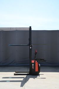 Precio de fábrica HELI 1,6 T 2,0 T Apilador eléctrico de pie 3M 3,5 m Carretilla elevadora 4400lbs Elevador de paletas con plataforma para la venta - Product Image 2