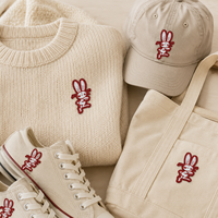 Op maat gemaakte konijnen geborduurde patch rood witte stof applicatie met gestikte omtrek voor kleding tassen hoeden groothandel