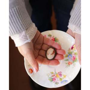 Pendentif et broche camée vintage Mirellas à bords foncés, bijoux fins élégants - Product Image 4