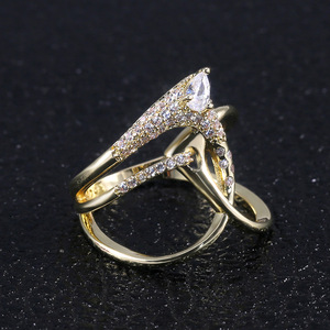 Anello geometrico minimalista traforato per donna, elegante gioiello da dito alla moda - Product Image 1