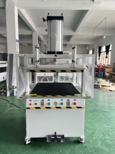 Machine de compression textile monocylindre à bas prix et simple d'utilisation pour le scellage sous vide des doudounes, oreillers et coussins de siège - Product Image 4