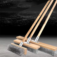 Brosse métallique à long manche en acier inoxydable pour le nettoyage des cours, des piscines, des sols en ciment, l'élimination du mousse et des saletés tenaces