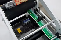 L'étiqueteuse de bouteille ronde de type semi-automatique de Yujun MT-50 collent aux bouteilles rondes pour la machine d'étiquettes de vin de bouteille en verre d'eau