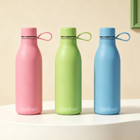 Bouteille d'eau isotherme en acier inoxydable à double paroi de 500 ml avec logo personnalisé et sangle en silicone pour les voyages et les cadeaux