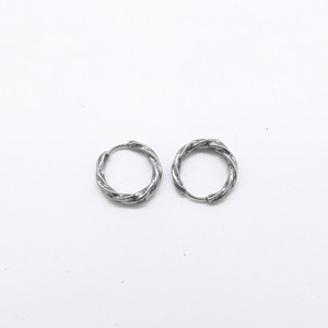 Yunnique Pendientes de aro retorcidos minimalistas de acero y titanio plateado, diseño geométrico redondo para mujer - Product Image 2