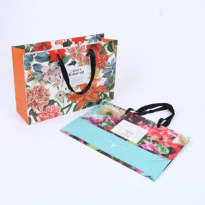 ถุงกระดาษกระดาษแข็งสีขาวพิมพ์โลโก้ได้ตามต้องการถุงของขวัญเครื่องสำอางแบบหรูหราพร้อมที่จับริบบิ้น - Product Image 3