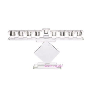 Decorazione Menorah in cristallo trasparente con candelabro a 9 luci con diamanti schiacciati - Product Image 4