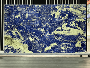 Dalle de pierre naturelle Sodalite bleue de luxe, Sodalite bleue de Bolivie pour la décoration des murs intérieurs et des comptoirs d'hôtels et de villas - Product Image 1