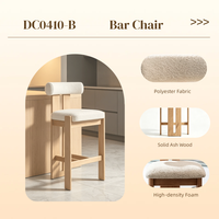 Tabouret de bar avec structure en bois massif frêne/chêne et assise et dossier rembourrés en tissu bouclé