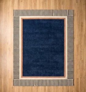 Tapis rectangulaire moderne à rayures bleu marine avec bordure beige, dos antidérapant en latex pour salon - Product Image 2
