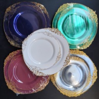 Assiettes en plastique élégantes avec bordure dorée, comprenant des assiettes plates et des assiettes à dessert pour les fêtes, les anniversaires et les remises de diplômes