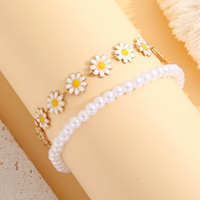 Ensemble de bracelets : Bracelet chaîne à breloques marguerites et bracelet extensible en fausses perles blanches, bijoux en émail doré, cadeau pour femme