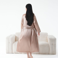 Peignoir en satin pour femme, nouvelle collection hiver, avec doublure polaire épaisse, taille élastique, logo avant, col en V tendance, manches longues, robe de nuit longue