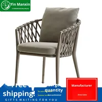 Vente en gros de chaises de salle à manger d'extérieur de style nordique moderne, empilables en aluminium durable et en bois pour les entrepôts de jardins