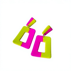 Boucles d'oreilles créoles vintage en acrylique en forme de fleur, plaquées or, design bohème élégant pour femme, boucles d'oreilles pendantes tendance, cadeau d'anniversaire pour femme - Product Image 3