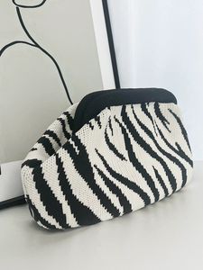 <span class=keywords><strong>กระเป๋า</strong></span>ผ้าถักโครเชต์เนื้อนิ่มสำหรับผู้หญิงกระเป๋าถือหรือกระเป๋าสะพายคาดลำตัวกระเป๋าคลัทช์รูปเกี๊ยวกระเป๋าเครื่องสำอาง<span class=keywords><strong>กระเป๋า</strong></span>แต่งหน้า - Product Image 4