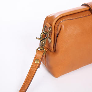 Cuir véritable Women is Box Bag Top Grain Tanné Mini Crossbody Purse avec KissLock Closure - Product Image 2