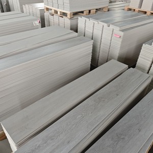 Revêtement de <span class=keywords><strong>sol</strong></span> en plastique SPC à finition imitation bois, multi-couches, structuré, imperméable, ignifuge, sans formaldéhyde, système de fixation par clic - Product Image 5