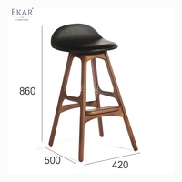 Tabouret de bar sculptural en noyer EKAR Oslo avec siège en cuir noir profilé