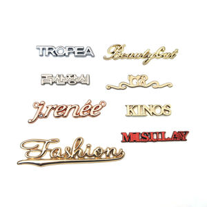 Logotipo de estampado de <span class=keywords><strong>metal</strong></span> personalizado Placa de logotipo de marca de <span class=keywords><strong>metal</strong></span> pequeño Logotipo de letra de <span class=keywords><strong>metal</strong></span> para bolso - Product Image 1