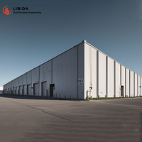 Entrepôt à structure métallique, centre de distribution logistique à plusieurs étages avec murs en panneaux sandwich