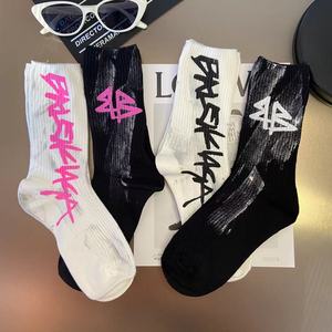 Chaussettes tendance streetwear graffiti pour femmes, mi-mollet, imprimées lettres, style délavé, pour couples, vente en gros - Product Image 1