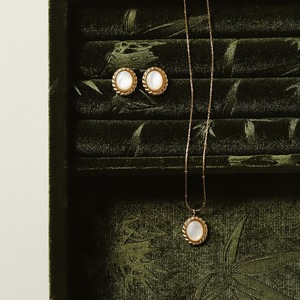 Parure de bijoux vintage torsadée en nacre, boucles d'oreilles clous rétro en coquillage + collier ras-du-cou, en acier titane plaqué or 18 carats - Product Image 6
