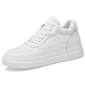 Sneakers basse da <span class=keywords><strong>uomo</strong></span> e da donna <span class=keywords><strong>con</strong></span> <span class=keywords><strong>rialzo</strong></span> <span class=keywords><strong>interno</strong></span>, <span class=keywords><strong>scarpe</strong></span> da skateboard <span class=keywords><strong>per</strong></span> primavera e autunno, bianche da <span class=keywords><strong>uomo</strong></span> - Product Image 1