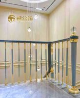 Rampe d'escalier de villa Copper Mansion, garde-corps de luxe léger, colonnes modernes minimalistes en alliage aluminium-magnésium haut de gamme