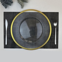 Ensemble de vaisselle pour hôtel et réceptions de mariage : Plateaux ronds en PS à rayures dorées et Assiettes de présentation en plastique transparent à bord doré