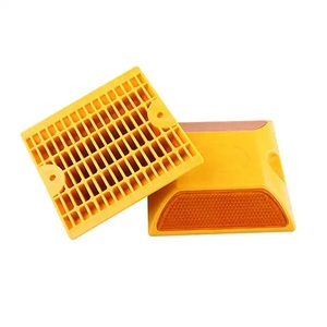 Piquets routiers réfléchissants jaunes en plastique de haute qualité, taille 3m, marque Masigns, pour une sécurité routière accrue et une visibilité optimale, signalisation de circulation. - Product Image 1