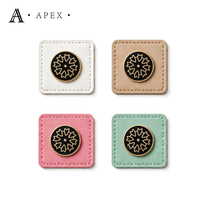 APEX Fabricant d'étiquettes en cuir personnalisées OEM ODM pour hijabs, abayas, couvre-chefs, sacs et foulards, avec bord cousu et logo métallique