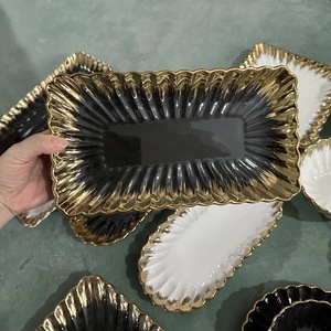 Assiettes à dîner de 8 pouces, <span class=keywords><strong>porcelaine</strong></span> <span class=keywords><strong>noire</strong></span> avec garniture en or, assiettes en céramique dorée, idéales pour les desserts et les apéritifs. - Product Image 2