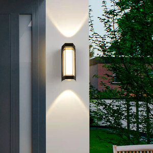 Lampe murale LED extérieure moderne, indice de protection IP65, construction en aluminium avec diffuseur en verre trempé, à intensité variable, pour utilisation en jardin - Product Image 4