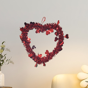 Decoraciones en forma de corazón para el Día de San Valentín, adornos colgantes de plástico rojo y blanco para decoración de festivales. - Product Image 4
