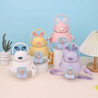 Nouveau dessin animé enfants tasse en plastique poignée paille haute beauté hommes et femmes étudiant mouvement bouteille d'eau bouteille cadeau bouteille