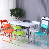 Chaise de camping pliante blanche moderne à dossier haut en plastique et en métal pour l'extérieur, l'école, le bureau, le jardin, les mariages, les hôtels et les événements.