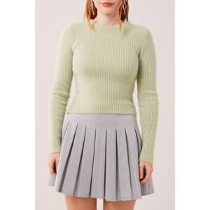 เสื้อสเวตเตอร์คอกลมสีเขียวฟูฟ่องสำหรับผู้หญิง แขนยาว ป้องกันขนร่วง 12 กรัม สีเขียวพิสตาชิโอ สไตล์ลำลอง - Product Image 4