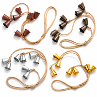 Guirlande de 8 clochettes rustiques en fer OEM personnalisées avec corde en jute, clochettes vintage pour décoration de Noël à suspendre à la porte, au mur ou au jardin