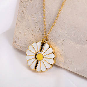 Collar de mujer con dije de margarita, chapado en oro PVD de 14k/18k, de acero inoxidable 316L, joyería fina, personalizable para grabado. - Product Image 2