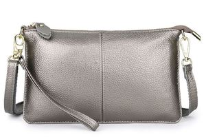 Piccola <span class=keywords><strong>Borsa</strong></span> a <span class=keywords><strong>Tracolla</strong></span> da Donna in Vera Pelle Morbida e Resistente, Colore <span class=keywords><strong>Argento</strong></span> Metallizzato - Product Image 4